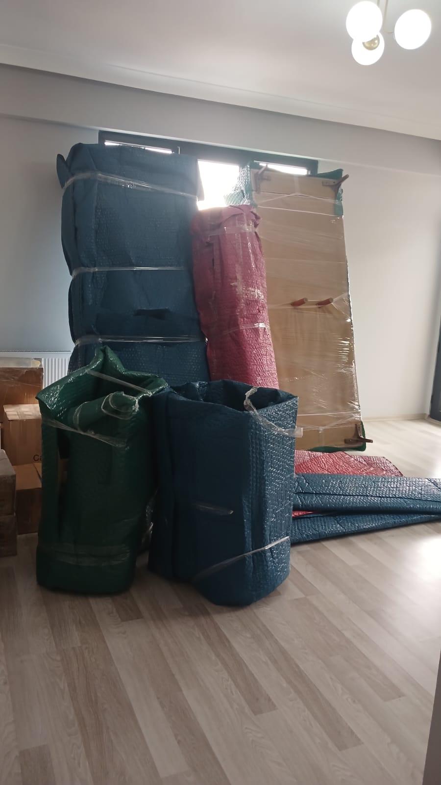Baloncuklu naylonla paketlenmiş mobilyalar ve eşyalar